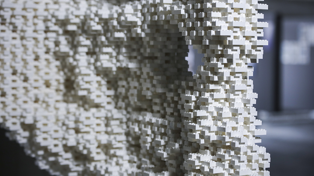 Q-Brick Wand aus 50.000 Steinen